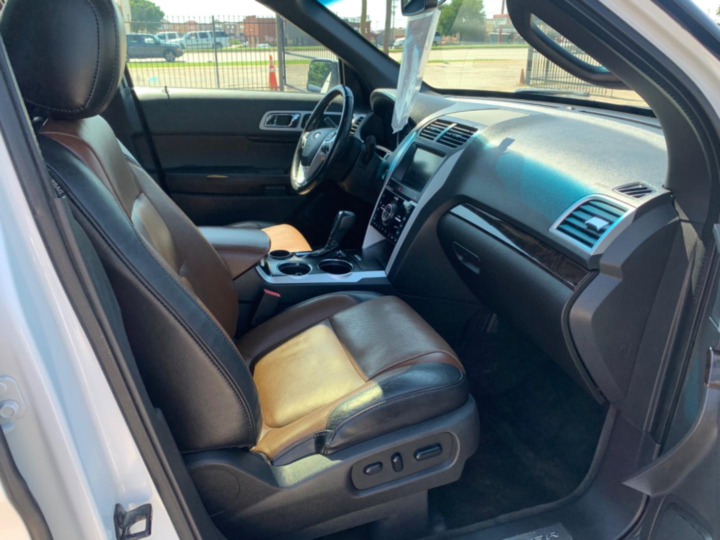 2013 White /Black/Mocha Ford Explorer Limited (1FM5K7F80DG) with an 3.5L FI DOHC 213 CID engine, AUTOMATIC transmission, located at 1830 North Belt Line Road, Irving, TX, 75061, (469) 524-0199, 32.834373, -96.993584 - Photo#13